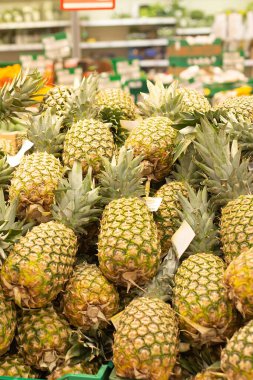 Taze ananas meyvesi, sağlıklı yiyecek.