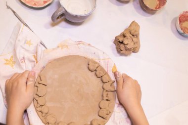 Çocukların yaratıcılığı, modern kil atölyesi