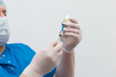 Şırınga ve aşı ile tıbbi kardeş