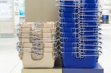 Mağazadaki alışveriş için sepet yığını.