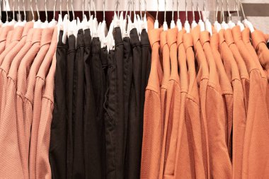 Büyük bir mağazada askılara örgü örüyorlar.