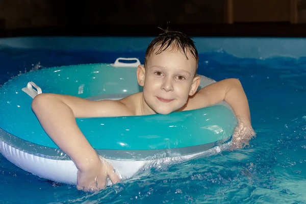 漂亮的男孩在游泳池里游泳 — 图库照片