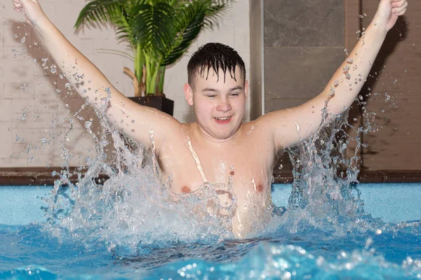 Szczęśliwy Nastolatek Pływa Basenie Woda — Zdjęcie stockowe