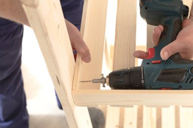 Tahta levhalar ve çalışma aletleri. Marangozluk işi. Elektrikli araçlarla çalışmak.