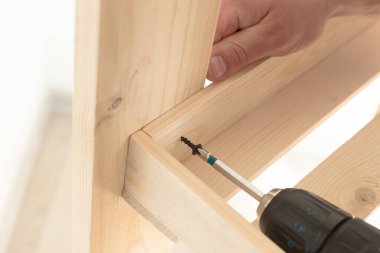 Tahta levhalar ve çalışma aletleri. Marangozluk işi. Kendi kendine dokunan vida tahtadan yapılmış..