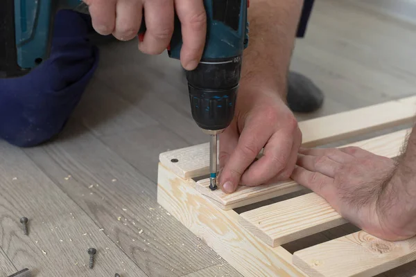 Tahta levhalar ve çalışma aletleri. Marangozluk işi. Kendi kendine dokunan vida tahtadan yapılmış..