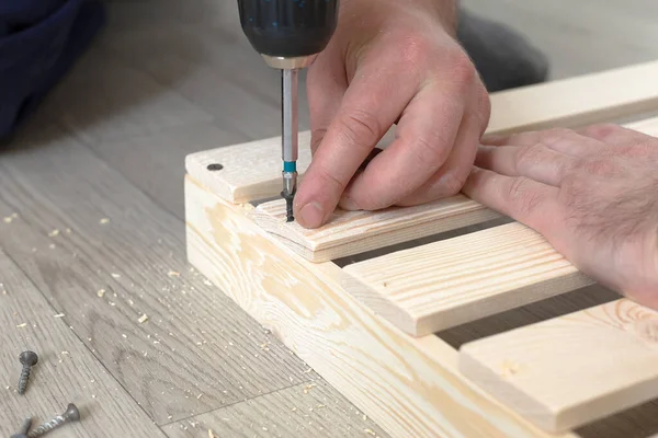 Tahta levhalar ve çalışma aletleri. Marangozluk işi. Kendi kendine dokunan vida tahtadan yapılmış..