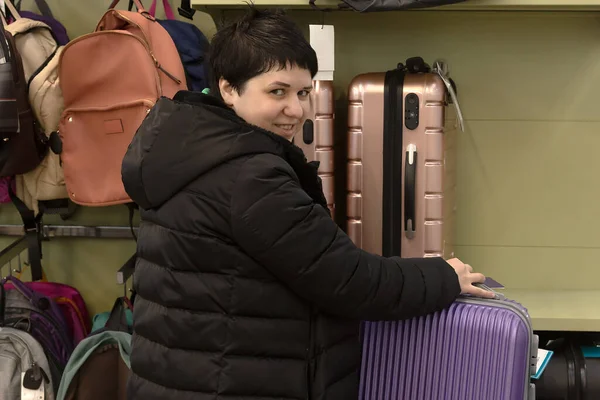 Ragazza Sceglie Una Grande Valigia Viaggio Viaggio Ricreazione — Foto Stock