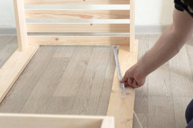 Tahta levhalar ve çalışma aletleri. Ahşap ürünlerin üretimi.