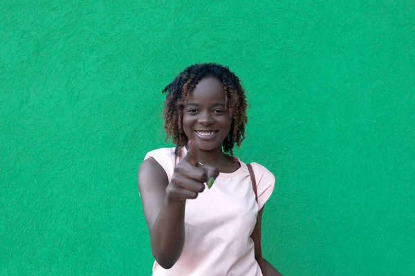 Jovem Bela Mulher Afro Americana Feliz Fundo Verde Emoções Humanas — Fotografia de Stock