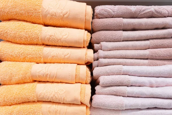 Ein Stapel Flauschiger Farbiger Handtücher Nahaufnahme — Stockfoto