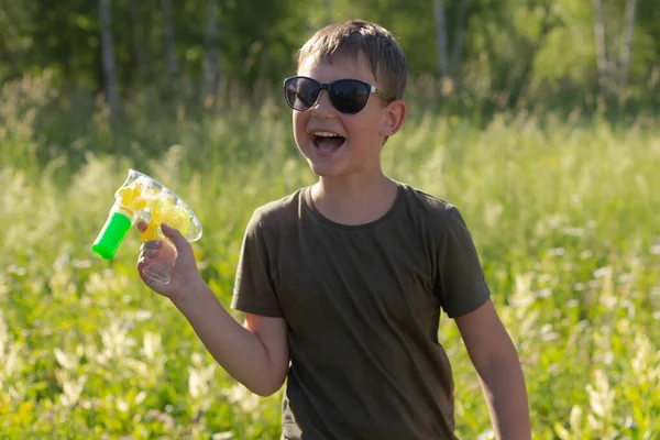 Щасливий Хлопчик Мильним Пістолетом Руках Природі Емоції Дитини — стокове фото