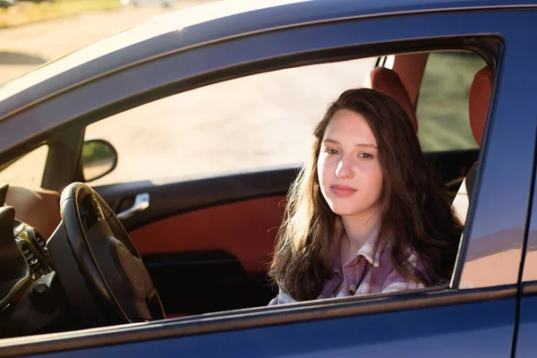 Une Belle Jeune Fille Est Assise Dans Une Voiture — Photo