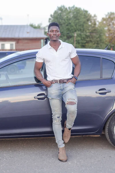 Egy Boldog Afro Amerikai Férfi Egy Autó Mellett Autóértékesítés Bérlés — Stock Fotó