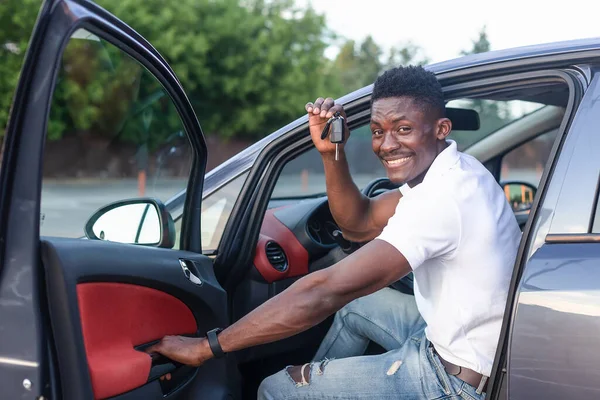 Egy Boldog Afro Amerikai Férfi Tartja Kocsikulcsot Autóértékesítés Bérlés — Stock Fotó