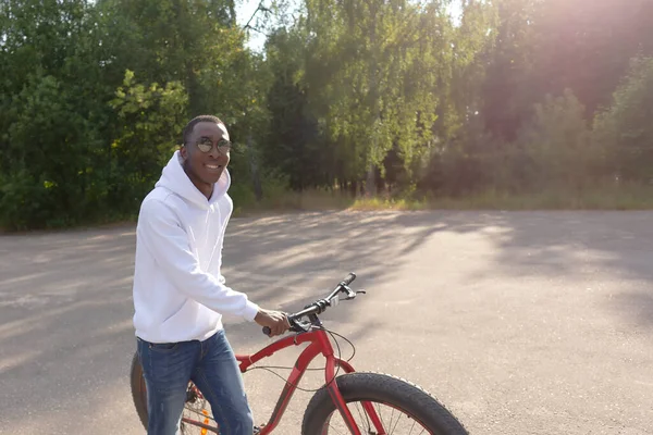 一个年轻快乐的非裔美国人 他有一辆自行车 — 图库照片