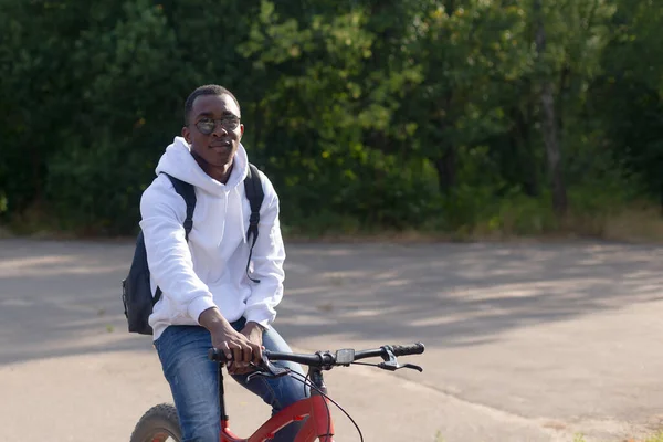 Egy Fiatal Boldog Afro Amerikai Férfi Kerékpárral Természetben — Stock Fotó