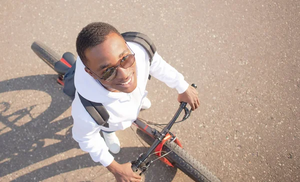 Jovem Afro Americano Natureza Com Uma Bicicleta — Fotografia de Stock