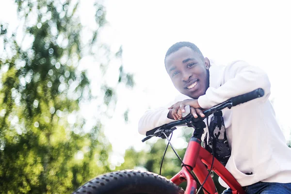 Jovem Afro Americano Natureza Com Uma Bicicleta — Fotografia de Stock