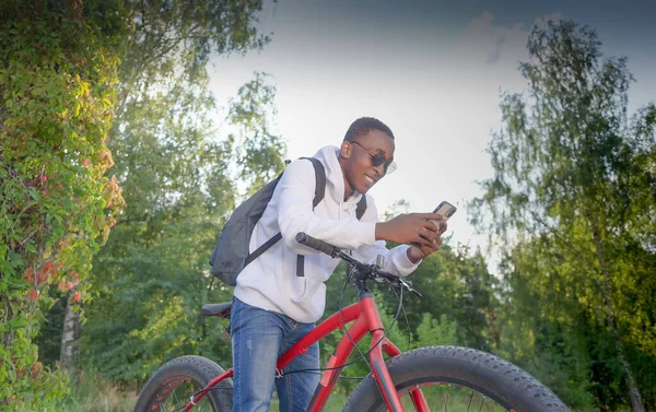 Een Afro Amerikaanse Man Met Een Telefoon Zijn Handen Een — Stockfoto