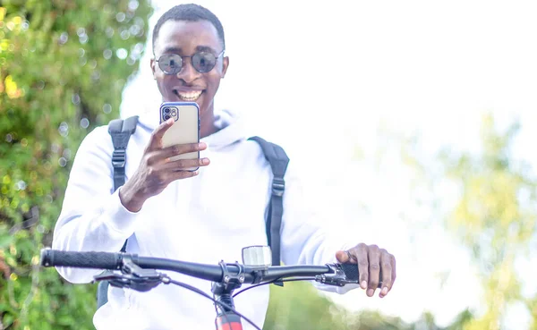 Egy Afro Amerikai Férfi Telefonnal Kezében Biciklivel — Stock Fotó