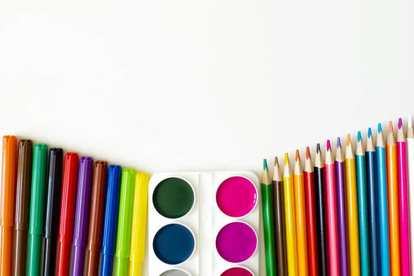 Crayons Couleur Marqueurs Peintures Isolés Sur Fond Blanc Fournitures Scolaires — Photo