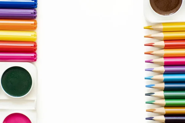 Цветные Карандаши Краски Маркеры Белом Фоне Предметы Рисования Школы — стоковое фото