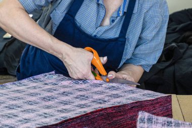 Tekstil endüstrisi, giysi üretimi ve kumaş kesimi.