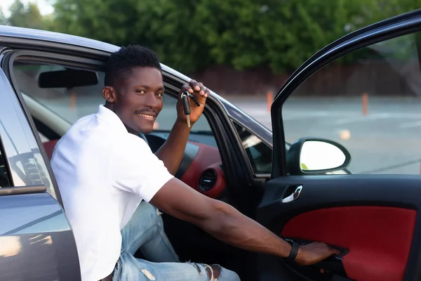 Egy Afro Amerikai Férfi Kezében Van Egy Kocsikulcs Autóbérlés Vásárlás — Stock Fotó