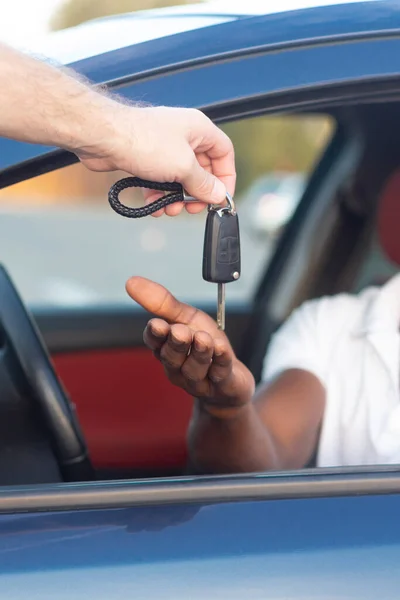 Clé Voiture Est Entre Les Mains Afro Américain Acheter Louer — Photo