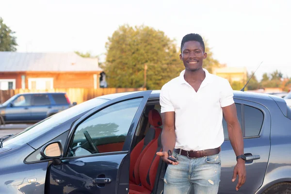 Egy Afro Amerikai Férfi Kezében Van Egy Kocsikulcs Autóbérlés Vásárlás — Stock Fotó