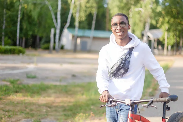 Homem Afro Americano Feliz Está Andando Pela Rua Com Uma — Fotografia de Stock