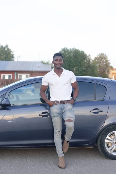 Egy Boldog Afro Amerikai Férfi Egy Autó Mellett Autóértékesítés Bérlés — Stock Fotó
