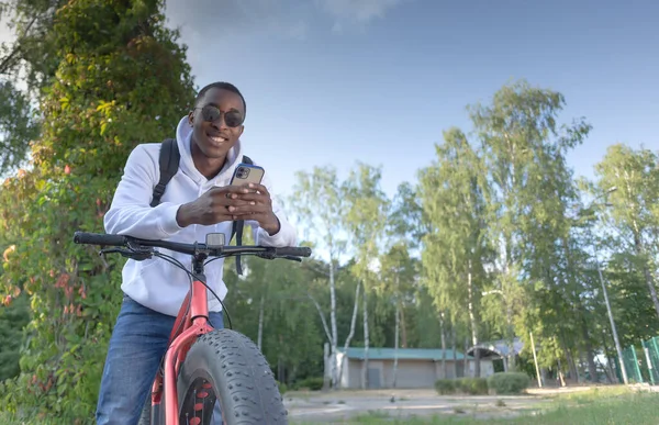 Een Afro Amerikaanse Man Met Een Telefoon Zijn Handen Een — Stockfoto