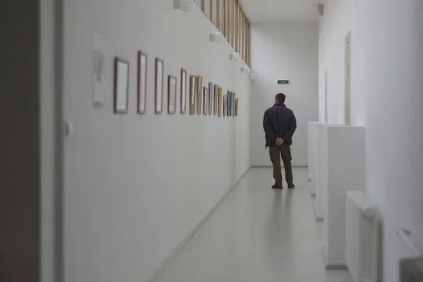 Galeride yalnız bir adam