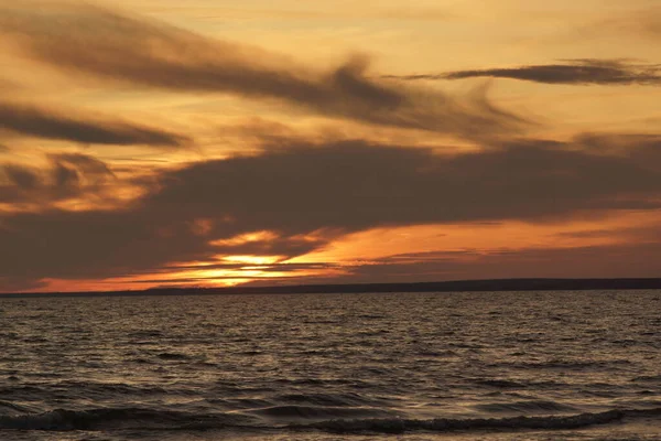 Спокойное море на закате — стоковое фото