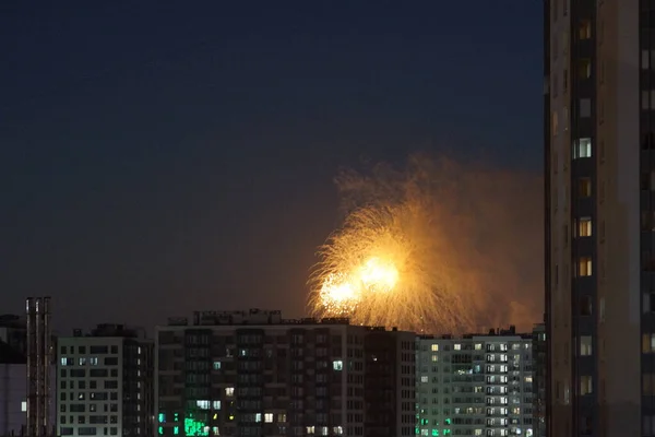 Geceleri çatıların üstünde güzel havai fişekler.