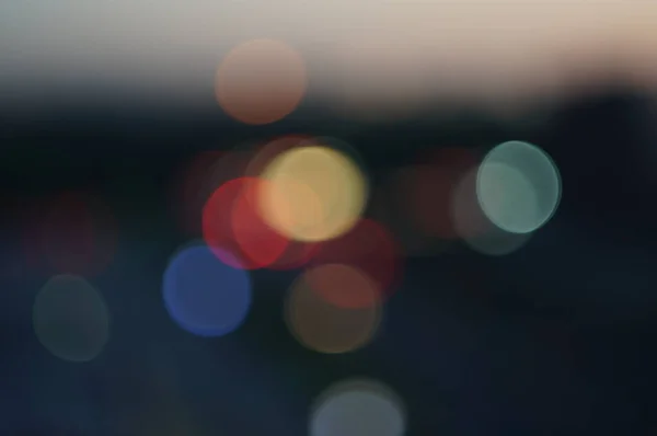 Bokeh ışıkları olan gece sokağı.