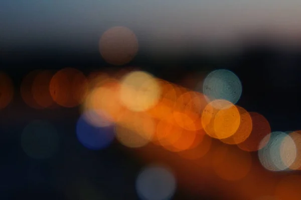Bokeh ışıkları olan gece sokağı.