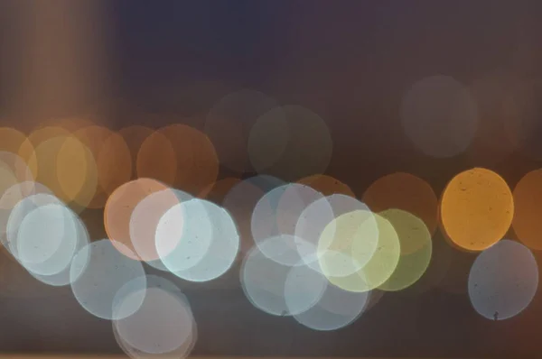 Bokeh ışıkları olan gece sokağı.