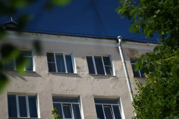 Kiralık daireleri olan bir binada pencereleri olan bir şehir duvarı.