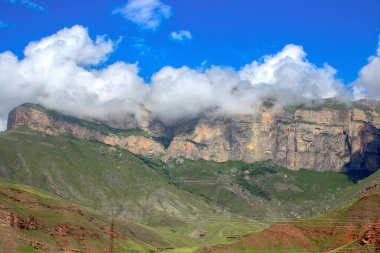 Yüksek dağlar güneş güzel bir manzara parlıyor..