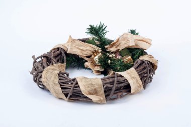 beyaz zemin üzerinde geleneksel Noel çelenk