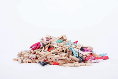 İğne beyaz arka plan üzerinde renkli ahşap mandalları