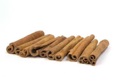 Tarçın çubukları beyaz arkaplanda izole