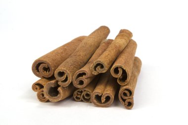 Tarçın çubukları beyaz arkaplanda izole