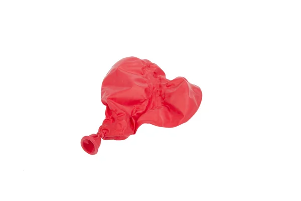 Gepofte Rode hartvormige ballon geïsoleerd op wit — Stockfoto