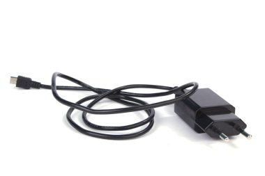 Beyaz üzerine mikro usb cep telefonu şarj cihazı