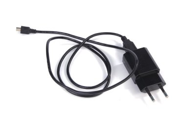Beyaz üzerine mikro usb cep telefonu şarj cihazı