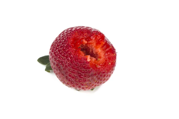 Mordu de fraise sur blanc — Photo